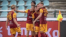 Fotbalisté Dukly se radují z gólu Jana Peterky v utkání proti Plzni.