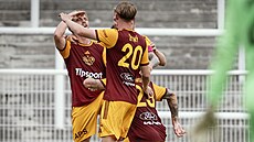 Fotbalisté Dukly se radují z promnného pokutového kopu Marcela ermáka v...