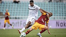Dukelský obránce Erik Hunal obírá o mí� Rafiu  Durosinmiho z Plzn�.