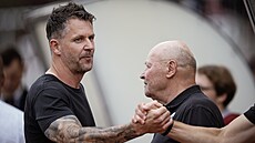 Trené�i David Holoubek z Dukly (vlevo) a Miroslav Koubek z Plzn� p�ed vzájemným...