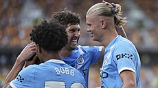 Erling Haaland slaví se spoluhrái z Manchesteru City svj gól.