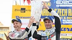 Jan Kopecký s Jiím Hovorkou slaví vítzství na Barum rally.