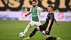 Slávista David Doudra se snaí zastavit Vachtanga anturiviliho z Jablonce.