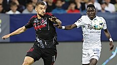 Sparanský wingbek Matj Ryne (vlevo) a Ahmad Ghali z Liberce