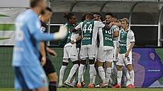 Jablone�tí fotbalisté se radují z gólu Jana Chramosty v utkání proti Slavii.