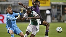 Slávistický stoper Igoh Ogbu (vpravo) brání Lamina Jawa z Jablonce ped svým...