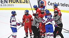 etí a amerití hokejoví mladíci v arvátce bhem pípravného utkání ped...