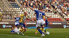 Daniel Va�ulín st�ílí jedinou branku v zápase Sigmy Olomouc proti Zlínu.