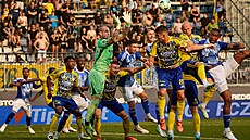 Branká� Stanislav Dostál likviduje jedu z �anci Sigmy Olomouc.