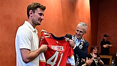 Vít�z NHL Vítek Van��ek p�ivezl Stanley Cup do Havlí�kova Brodu. (13. srpna...