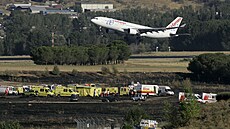 Letadlo startuje nedaleko místa, kde se ve st�edu 20. srpna 2008 na madridském...