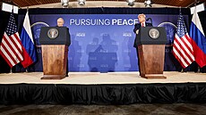 Ruský prezident Vladimir Putin a americký prezident Donald Trump na vojenské...