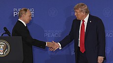 Ruský prezident Vladimir Putin a americký prezident Donald Trump na vojenské...