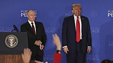 Ruský prezident Vladimir Putin a americký prezident Donald Trump na vojenské...