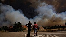 Místní obyvatelé reagují na blíící se lesní poár v Congost ve panlsku....