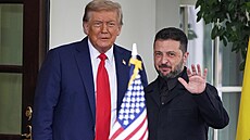 Volodymyr Zelenskyj a Donald Trump p�ed Bílým domem. (18. srpna 2025)