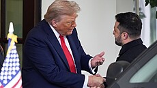 Volodymyr Zelenskyj a Donald Trump na sch�zce v Bílém dom�. (18. srpna 2025)