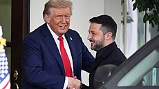 Volodymyr Zelenskyj a Donald Trump na schzce v Bílém dom. (18. srpna 2025)
