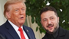 Americký prezident Donald Trump s ukrajinským prot�j�kem Volodymyrem Zelenským...