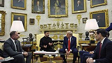 Americký prezident Donald Trump s ukrajinským prot�j�kem Volodymyrem Zelenským...