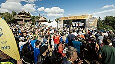 Fanou�ci sledují vyhlá�ení trojice nejlep�ích závodník� Czech Tour v cíli...