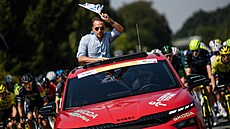�editel závodu Leopold König mává ostrý start druhé etapy Czech Tour.