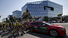 Peloton Czech Tour projí�dí Evropskou t�ídou v první etap�.