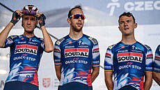 Dries Van Gestel, Josef �erný a Yves Lampaert na týmové prezentaci p�ed startem...