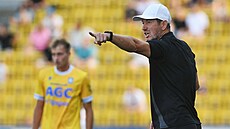 Zlínský trenér Bronislav �ervenka udává pokyny svým sv��enc�m.