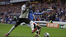 Carlos Forbs z Brugg a Jayden Meghoma z Rangers se p�etla�ují o mí�.