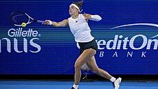 Karolína Muchová v akci ve druhém kole turnaje v Cincinnati.
