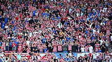 Gólová radost na tribunách Stadium of Light mezi fanou�ky Sunderlandu.