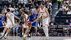 eský basketbalista Vít Krejí v akci v pípravném duelu proti Turecku.