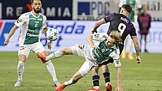 Jablonecký záloník Michal Beran padá v souboji se slávistou Vasilem Kuejem.