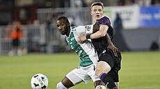 Lamin Jawo se sna udret na zádech tpána Chaloupka.