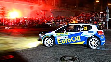 Pi pátení noní mstské rychlostní zkouce Barum Czech Rally v prostoru...