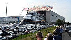 Tisíce lidí se  pilo podívat do lodnice Meyer Werft v Papenburgu v Dolním...