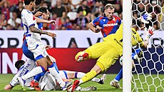 Plzeský kapitán Matj Vydra se tlaí do ance v domácí odvet 3. pedkola Ligy...