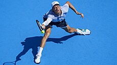 Jannik Sinner se natahuje po mí�ku v semifinále turnaje v Cincinnati.