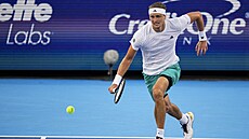 Alexander Zverev dobíhá mí�ek ve �tvrtfinále turnaje v Cincinnati.