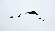 Bombardér B-2 a �ty�i stíha�ky F-35 p�elétají nad vojenskou základnou...