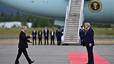 Americký prezident Donald Trump vítá ruského diktátora Vladimira Putina na...
