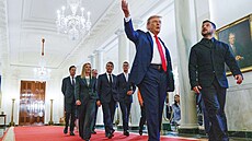 Americký prezident Donald Trump s lídry evropských zemí a ukrajinským...