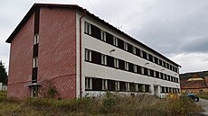 Bývalou ubytovnu pro vojáky v areálu ve Vyném pestaví na byty s balkony.