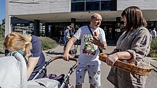 �éfka SOCDEM Jana Malá�ová rozdávala na za�átku své volební kampan� kolá�e p�ed...