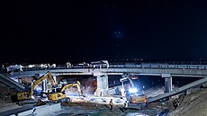 Stavba�i v noci na ned�li zbourali starou lávku u leti�t� Václava Havla. (9....