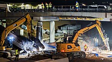 Stavba�i v noci na ned�li zbourali starou lávku u leti�t� Václava Havla. (9....