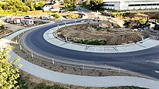 Budovaná okru�ní k�i�ovatka u �eskot�ebovského Korada bude jednou sou�ástí...