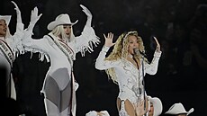 Beyoncé vystupuje b�hem p�estávky fotbalového zápasu NFL mezi Houston Texans a...