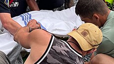 �ech Jakub (ve �luté �epici) p�isp�chal na pomoc osmnáctiletému mladíkovi,...